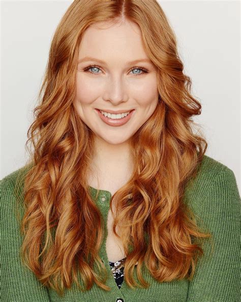 A Stunner with an Amazing Figure: Molly Quinn's Mesmerizing Looks