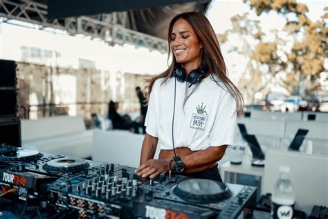 Above the Turntables: Chelina Manuhutu's Unique Style and Sound