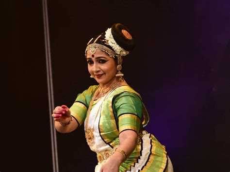 Age, Height, and Figure: The Physical Attributes of a Mohiniyattam Dancer