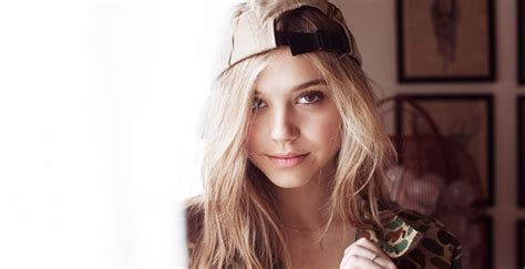 Biography and Early Life of Alexis Ren