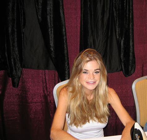 Exploring Ellen Muth's Distinctive Style and Fashion Choices