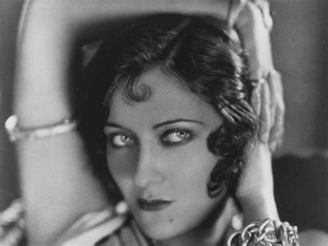 Gloria Swanson's Figure: Beauty and Elegance