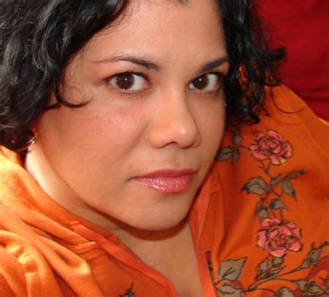 Linda Nieves Biography