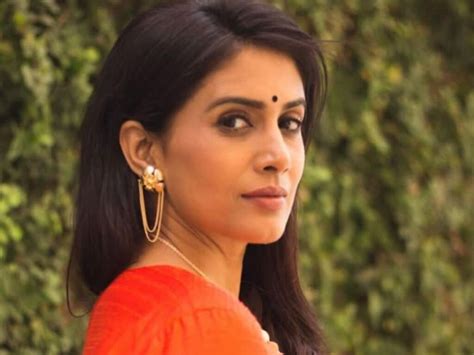 Rising to Stardom: Sonali Kulkarni's Journey in Bollywood