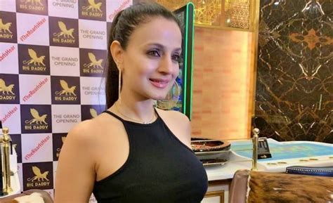 Unveiling Amesha Patel's Height and Figure