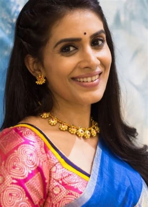 Unveiling Sonali Kulkarni's Stature, a Perfect Match for the Silver Screen